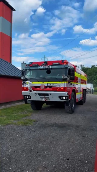 Instagram post from profeel_agency_. This post is in position 1.
